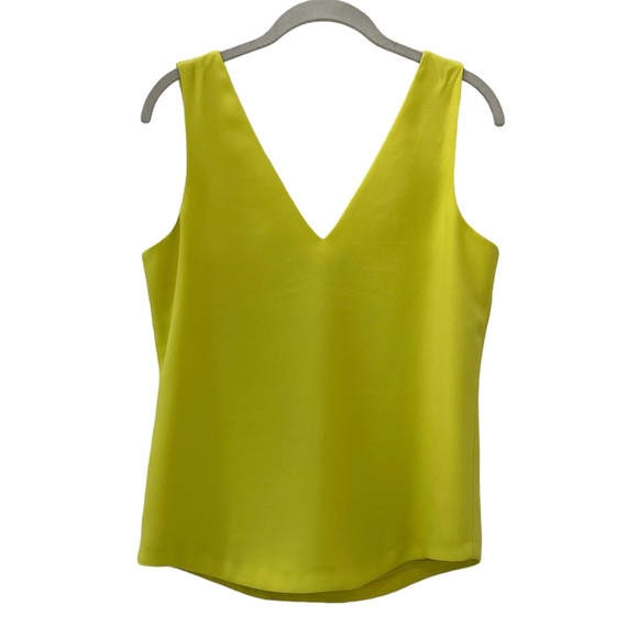 ✨ CLEAR OUT SALE ✨ Banana Republic Sleeveless Blouse - Picture 2 of 6